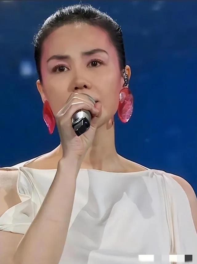 虽然王菲比张柏芝大11岁，现今的状态王菲更胜一筹，还是王菲看着长得大气，耐看。