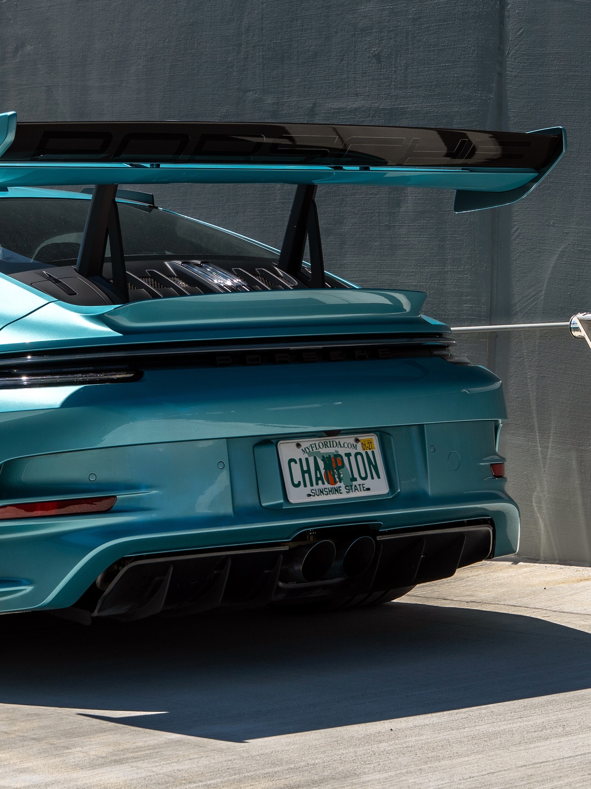 保时捷911 GT3 RS，采用定制调漆「伊帕内玛金属蓝」，效果就是这么惊艳。保