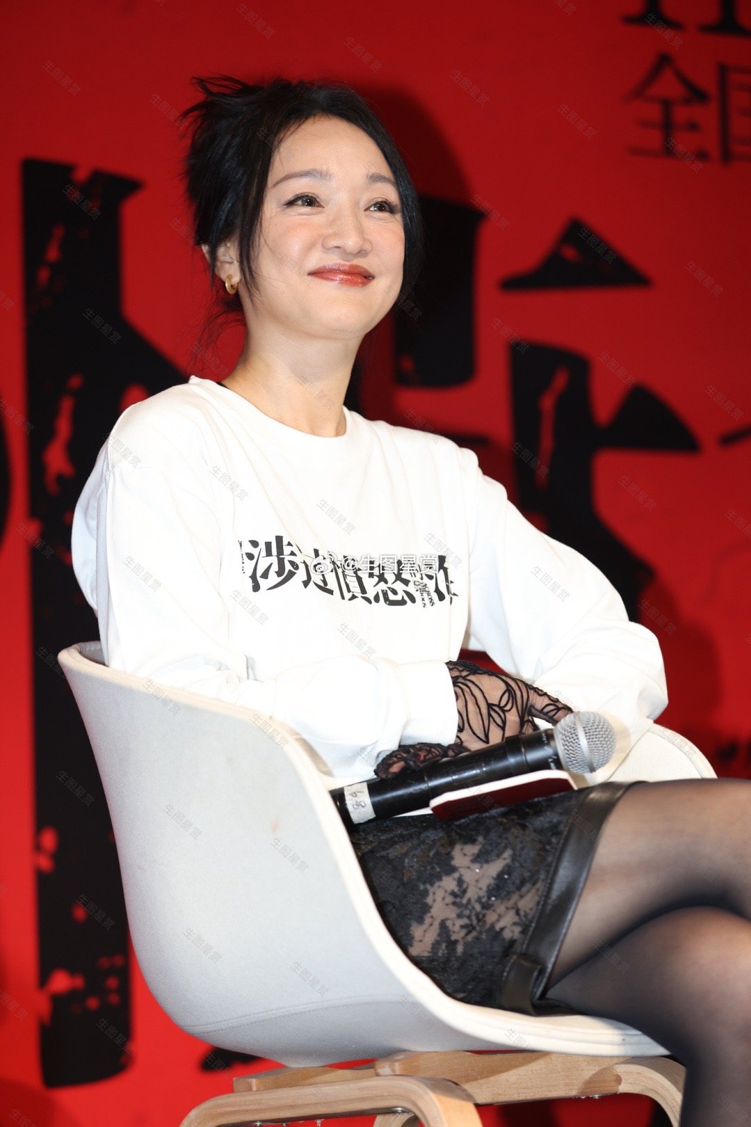 周迅#电影涉过愤怒的海#上海路演，镂花黑手套好sexy[憧憬]，灵气的周公子有亿