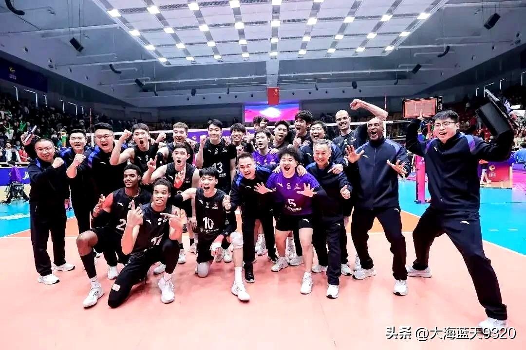 好的，这段文字交给我来创作：
看了几十年的女排，心尖尖上都是她们。

没想到啊，