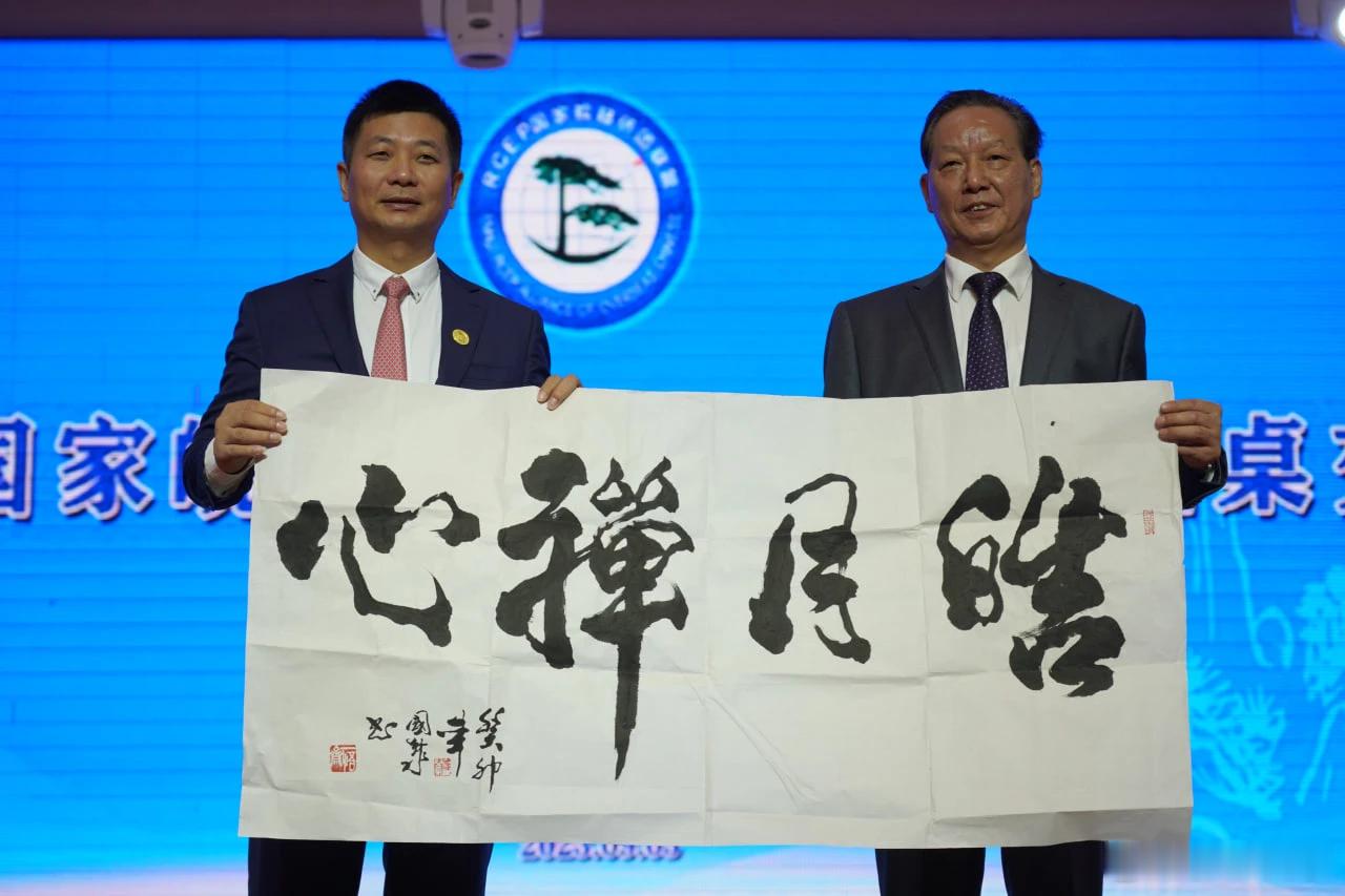 刘忍，是柬埔寨安徽商会会长，同时还做“慈善”捐赠资助，系励志侨胞人设，与安徽侨联