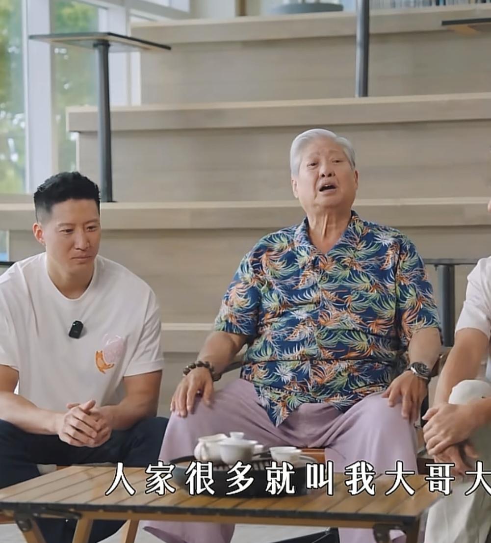 都说洪金宝的傲慢，让他输给了成龙，这简直是本世纪影坛最大的笑话。
那个在片场指着