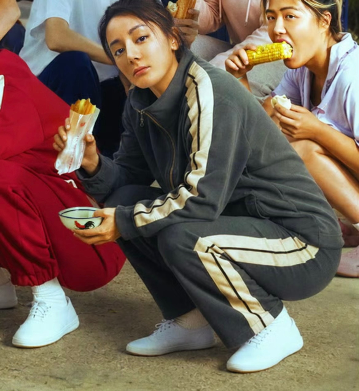 迪丽热巴跳舞把鞋踢飞了迪丽热巴好抽象一女明星 来电影院一起看钰珑继续抽象啊哈哈哈