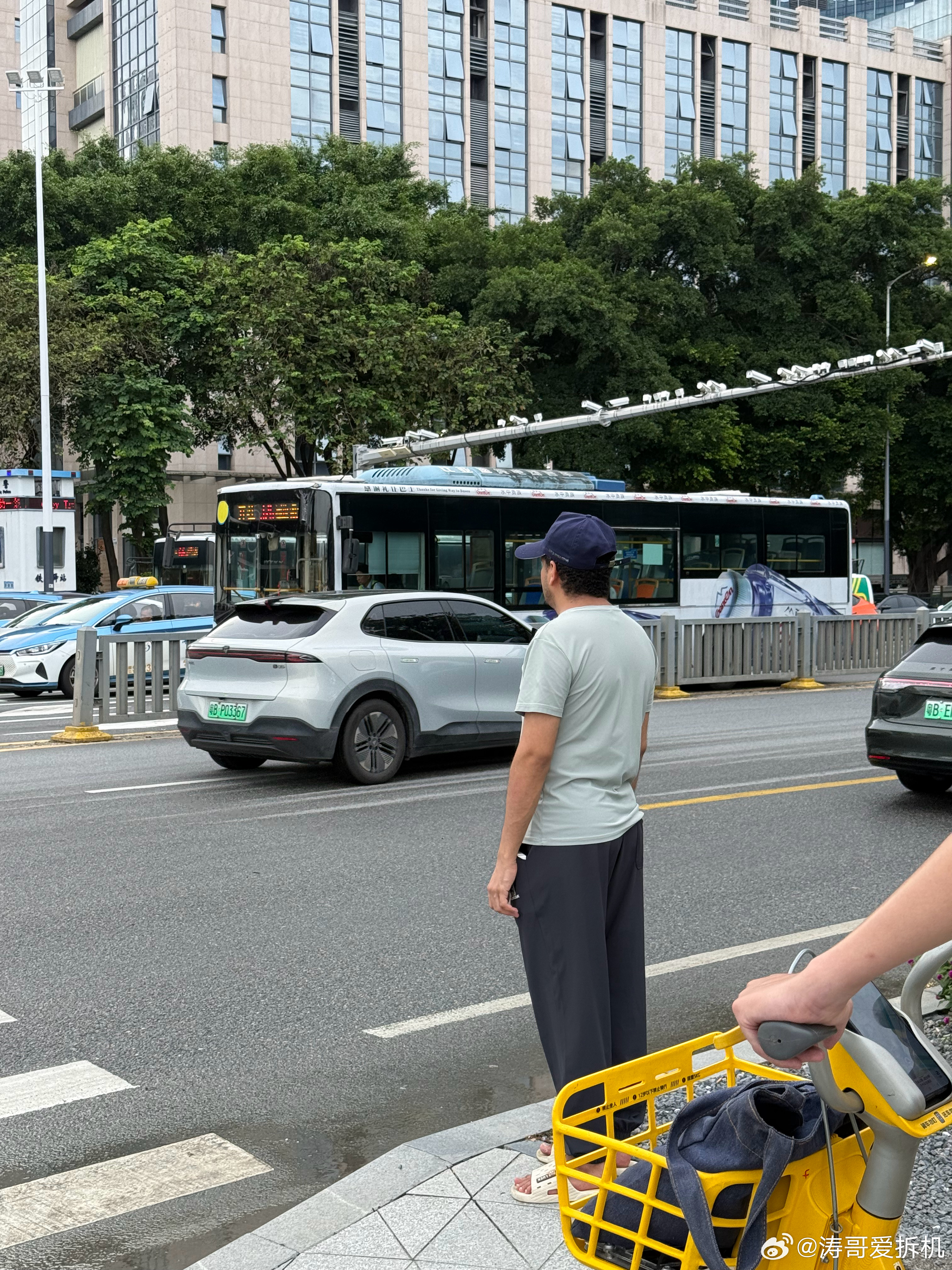 在机器人谷楼下看到几个外国人，看着有点像印度人？ 