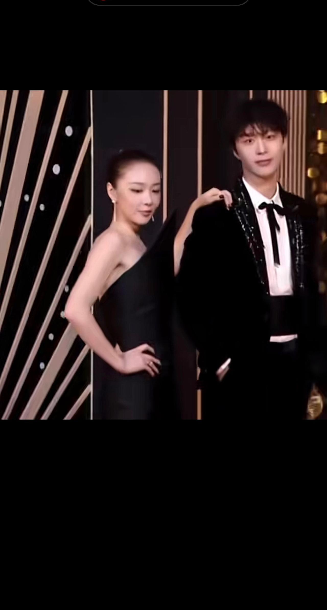 高叶咋想的，怎么穿这个衣服
真的是要多丑，就有多丑啊
一旁的范丞丞估计把这辈子所