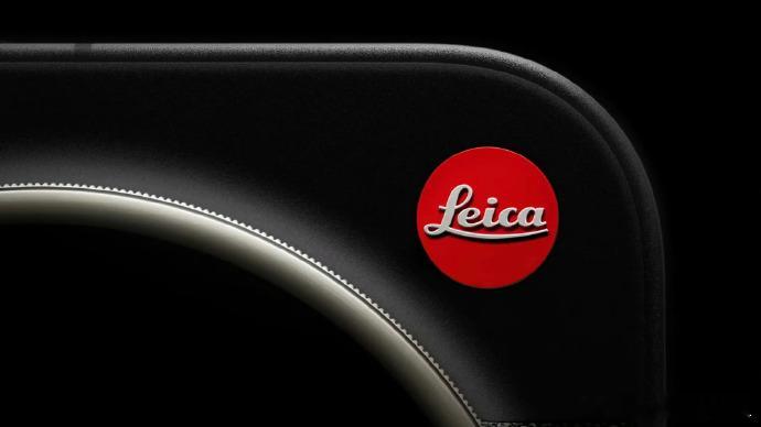 小米17Ultra徕卡版，不仅多了一个超级显眼的徕卡logo，还有「大师变焦环」