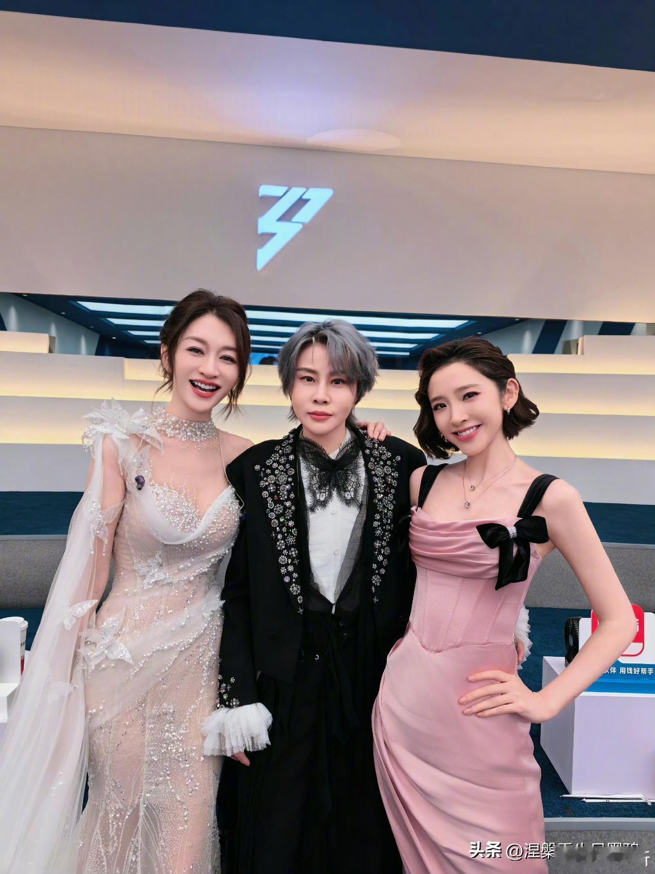 唐艺昕晒和李小冉王濛三人合影，一公到终点也是新起点，藏着整季乘风最戳人的神仙友谊