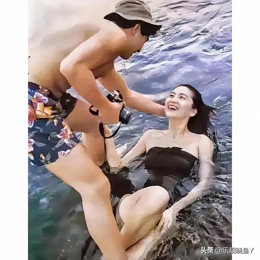 这是林青霞与秦汉同游法国时在海边的一张老照片，拍摄于1990年。那时候林青霞36