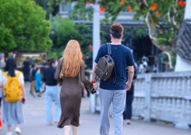 浙江女子跟情人过完中秋，回家补偿丈夫，开门后却愣在原地