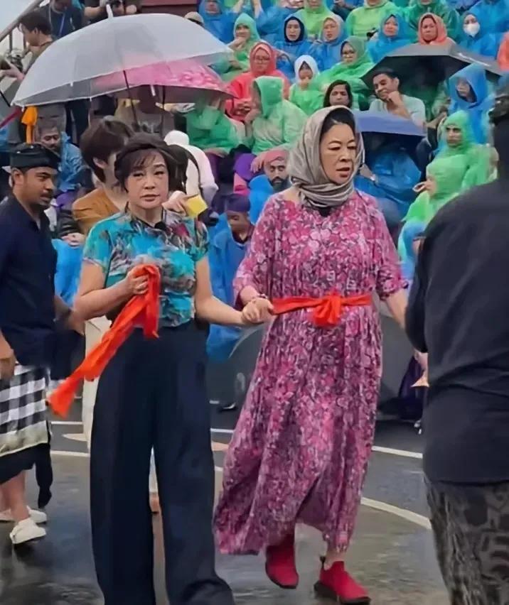 一场雨冲掉精致妆容，让两个冻龄女神恢复原貌。这世上哪有什么不老女神啊，到了年纪，