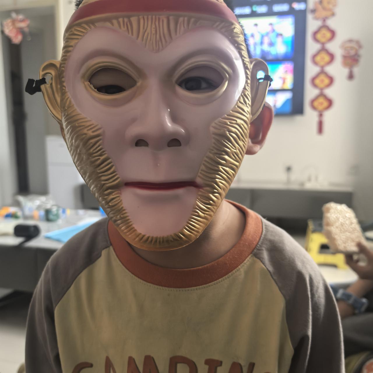 分享我这周有趣的事：客厅里的小不点，套上孙悟空面具的瞬间，就跟按了变身键似的。金