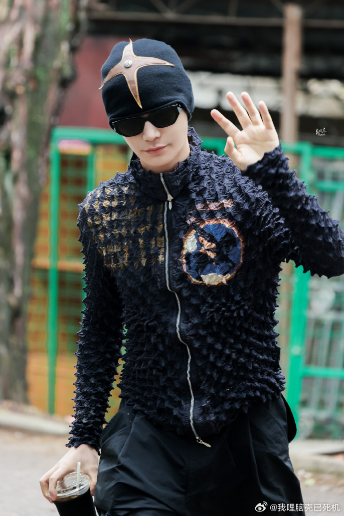 丁禹兮尖刻外套冷帽look丁禹兮沪上潮男司宫令上班 丁禹兮沪上潮男司宫令上班，丁