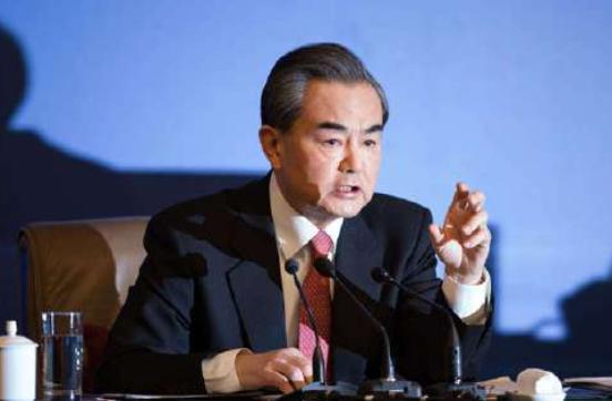 现在不管日本背后有没有美国，咱们已经不打算继续等下去了，王毅曾直言：我们有权对日