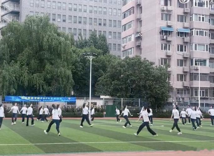 李小冉回应被北舞公开处刑李小冉 母校啊连你也没放过我 我们小冉姐的在，心愿便利贴