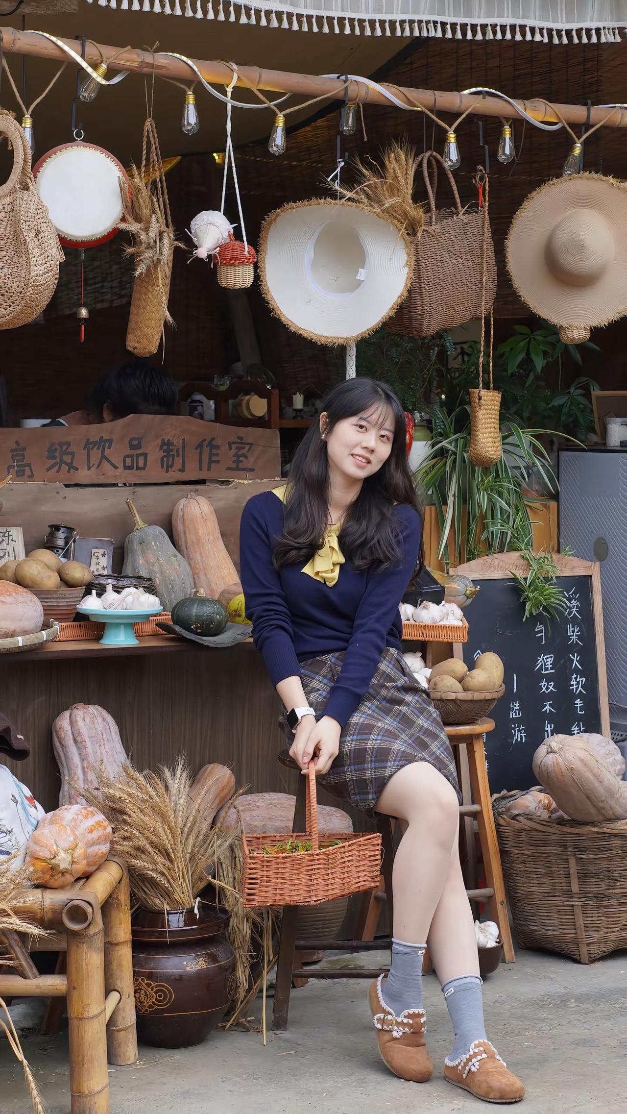 南方姑娘。不需要臃肿的棉衣去遮盖她似水的面容～秋天  ＃摄影 拍照 ＃柿子树