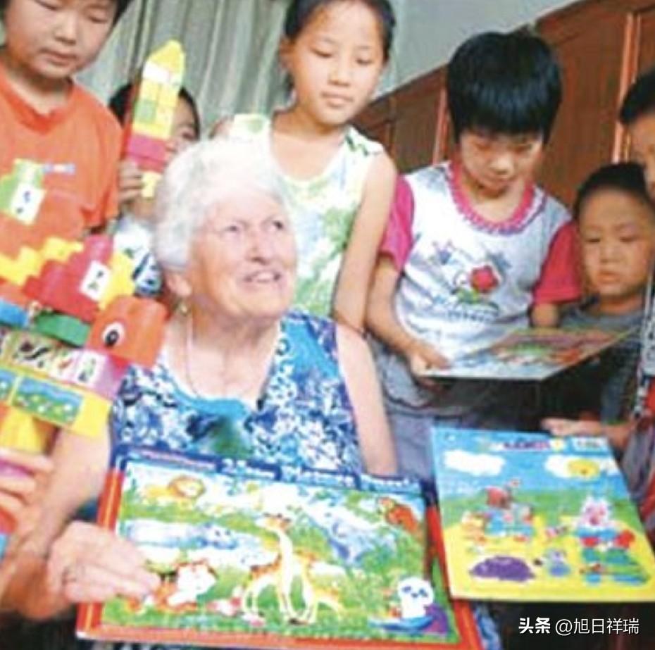 82岁美国老太太卖光波士顿别墅山林汽车，把全部家产装进行李箱，独自飞进中国农村，