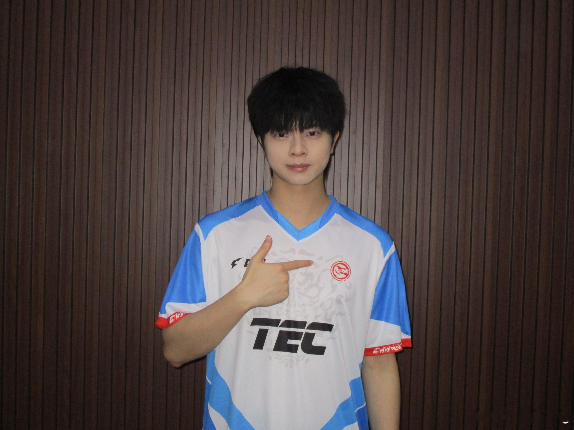 皇儿king  这张照片好帅哦 队服合适！夏季赛加油2026pel夏季赛