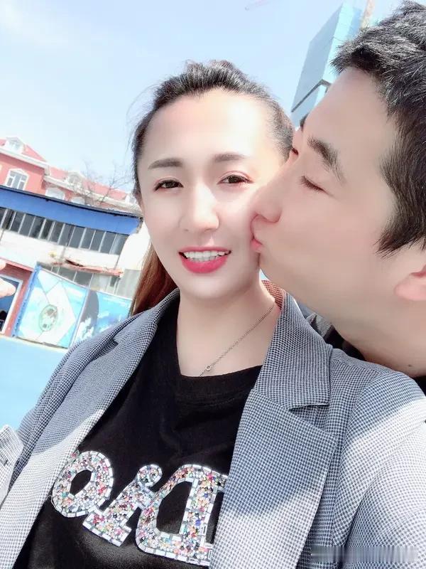 嫁给大15岁的老公怕不怕，真的从来不是年龄数字说了算，全看你嫁的是人是鬼。
我表