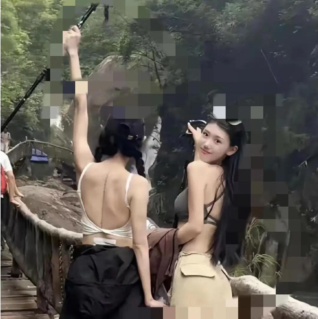 两个姑娘爬山穿搭被议论，说到底就是双标！
 
男生爬山光膀子很少有人指责，可女生