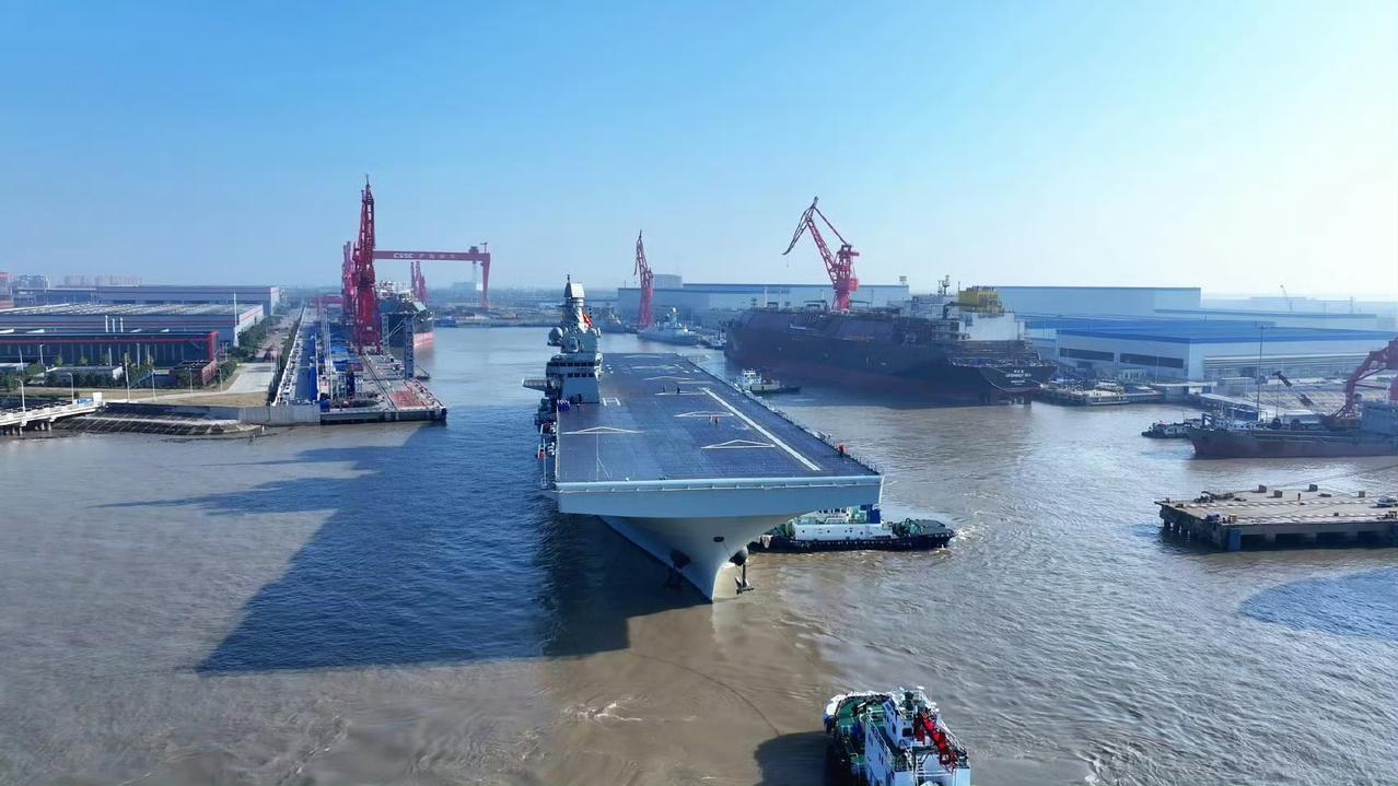 随着076型两栖攻击舰四川号的海试，我的思绪来到了不久之后登岛作战的现场，我军登