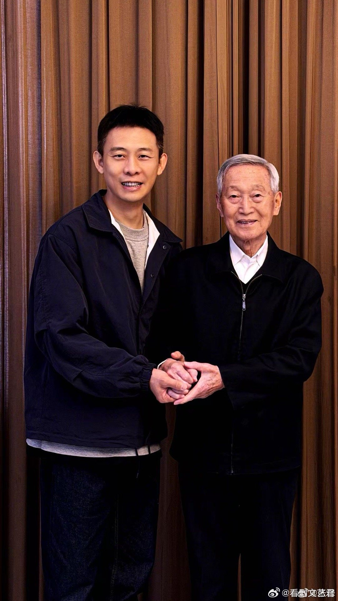 张译发文致敬神探原型崔道植张译在人民日报撰文 10月1日影院见！张译分享饰演崔寻