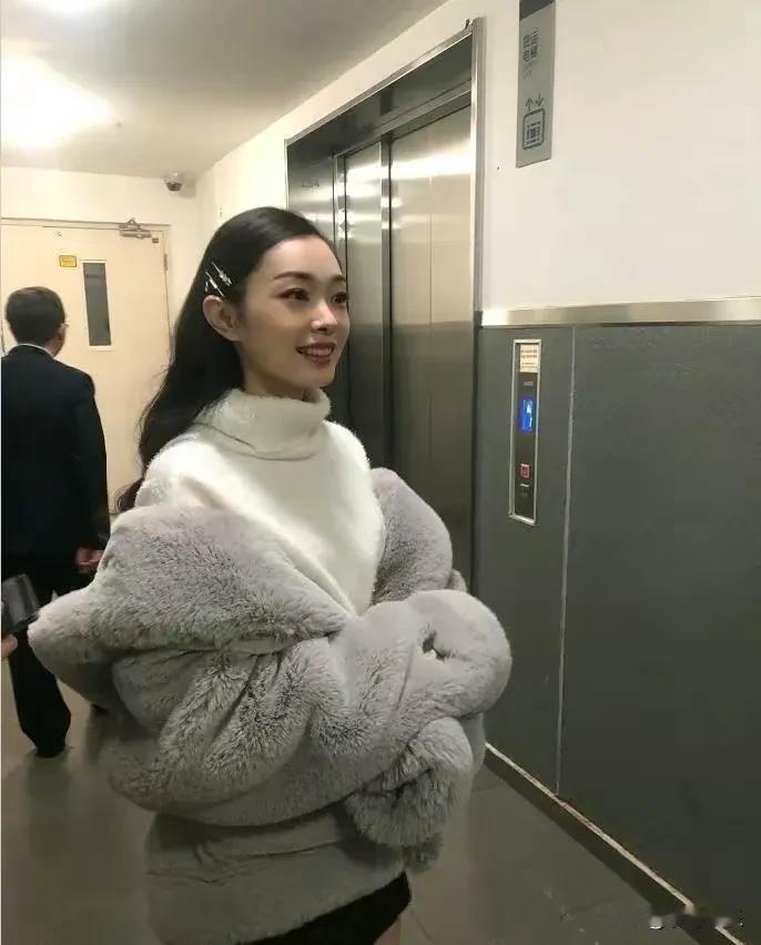宋轶就是漂亮！手机一顿乱拍，都美的不像话。生活中的她娇俏可爱，美丽大方，没有滤镜