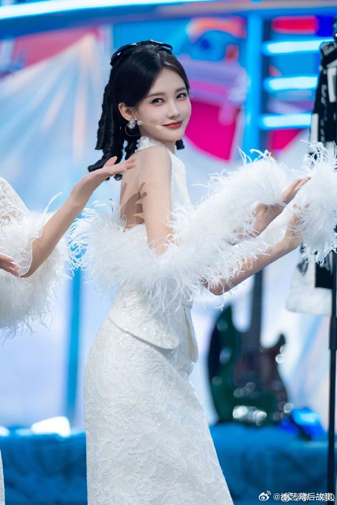 李一桐孟子义对我眼睛很好李一桐孟子义民国旗袍造型 李一桐和孟子义的民国旗袍唱跳太