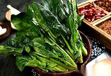 择菜的时候，从5块8的菠菜袋子里，滚出来一个硬东西。
不是石子，是金的。
拿到水