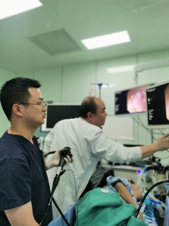 发现肠癌，三个女儿此刻却都在国外