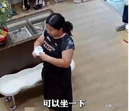 近日，江西下大雨，一女子跑进一家服装店躲雨，女子问店主:“能不能进来躲雨？”店主