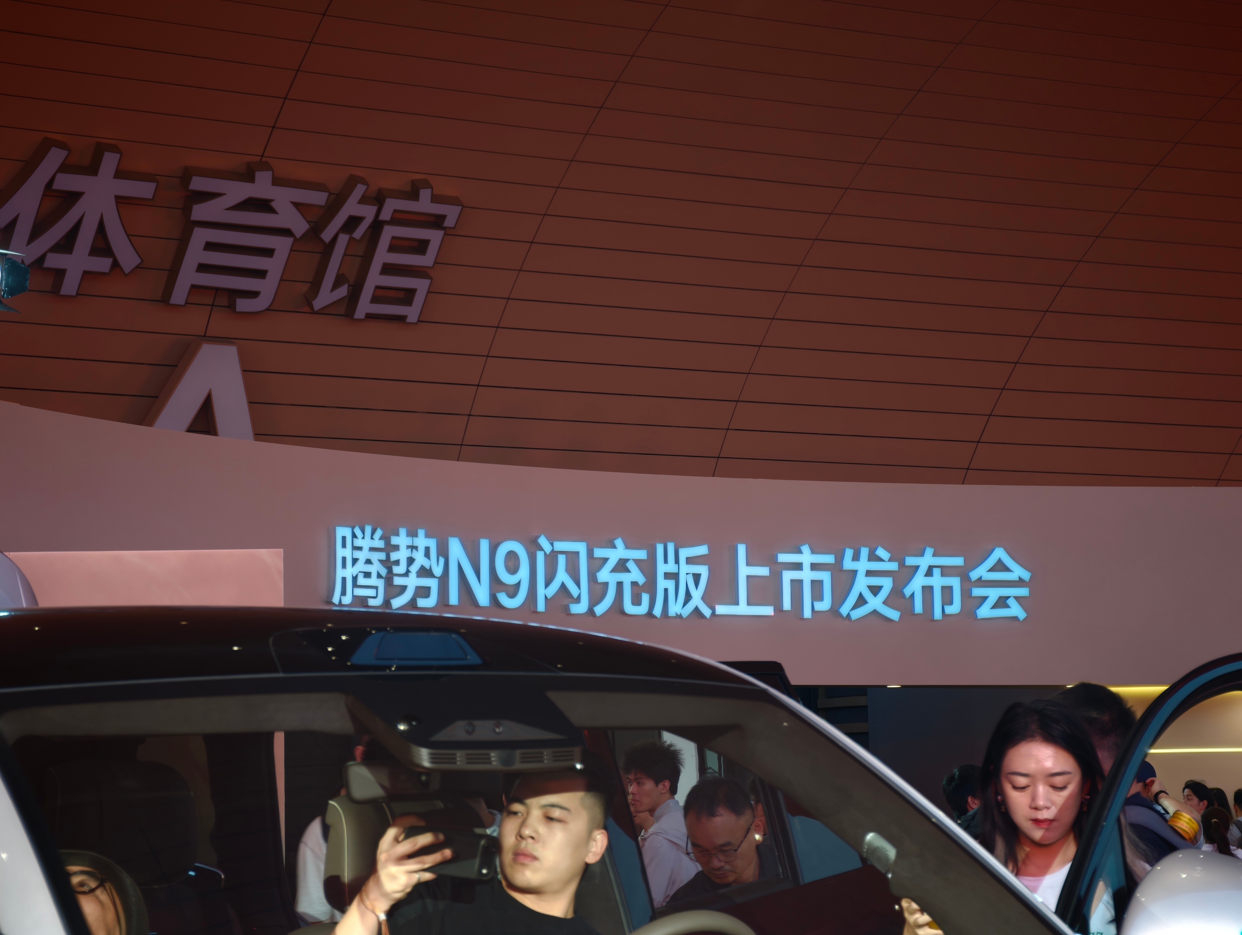 华语乐坛巨星王力宏，不只是腾势汽车品牌全球代言人，更是腾势第50万辆车主、腾势N