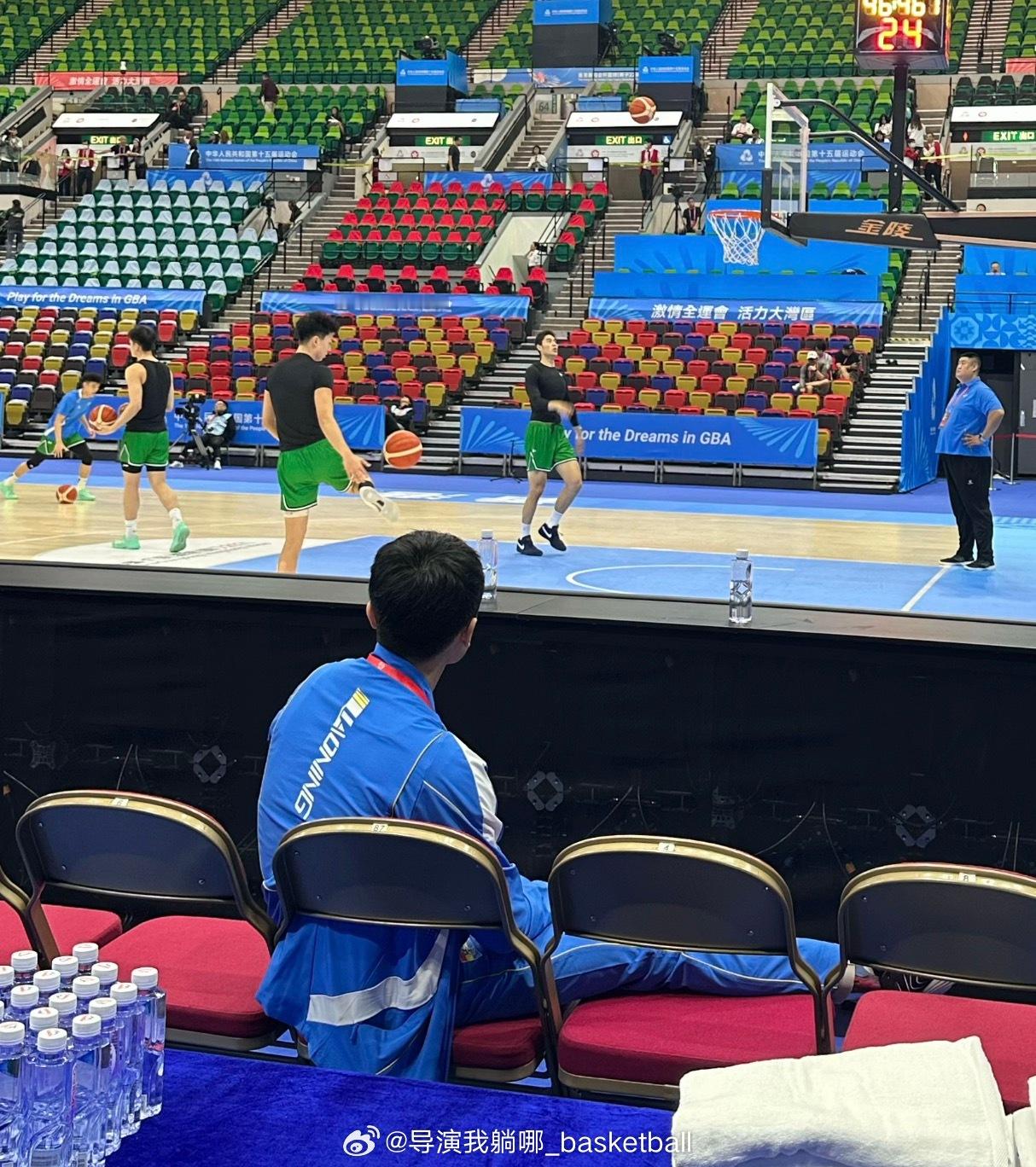 这真挺惨烈，辽宁U22为了筹够出场比赛人数，遭遇脚踝韧带断裂的尹椿文必须带伤坐在