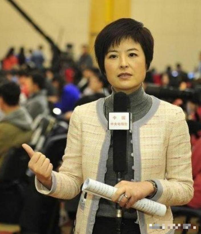 42岁的央视主持人张泉灵辞去工作后，趁着60岁的丈夫不注意，带着存款147万，前