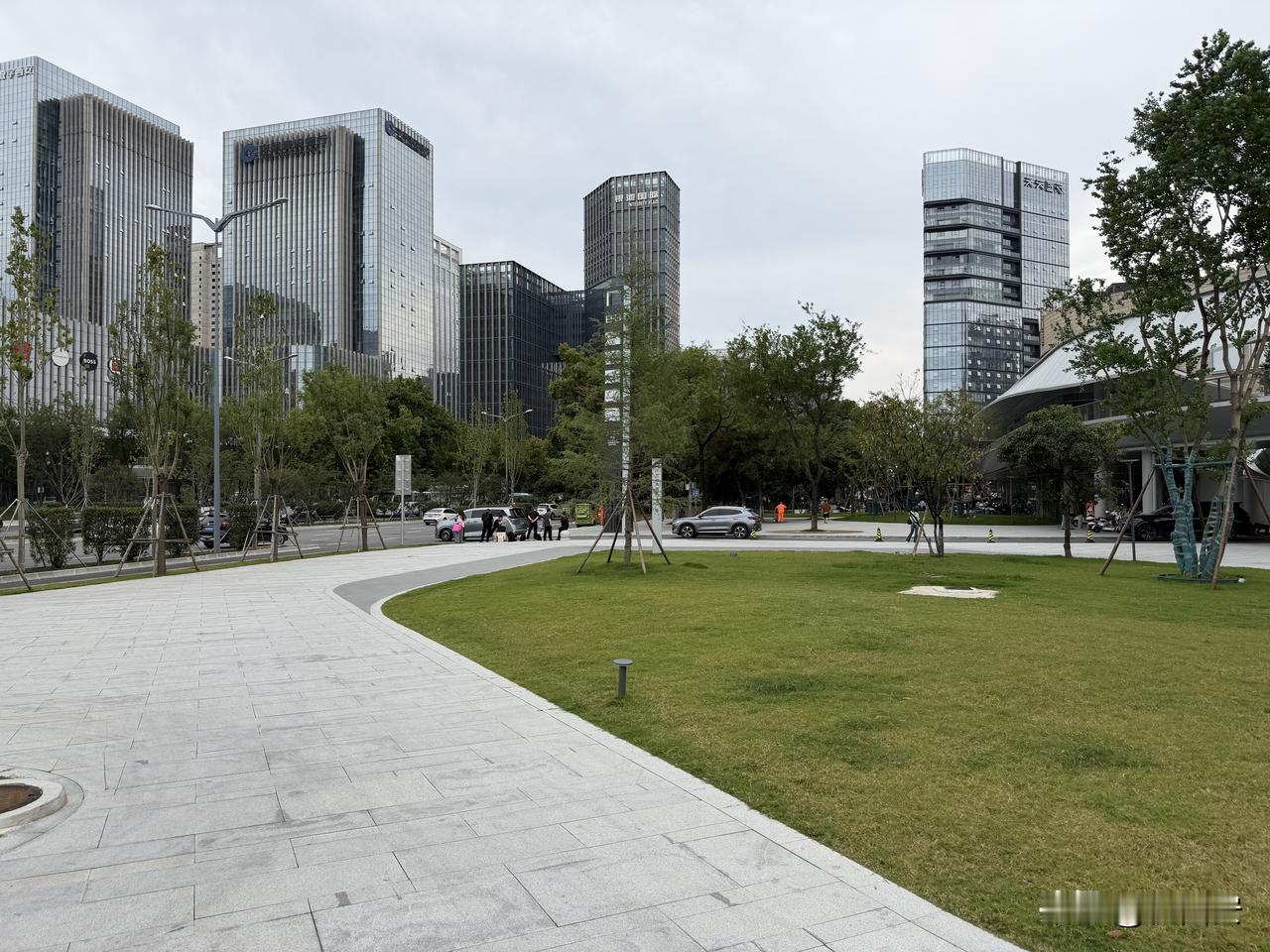 持续更新中的张家堡广场，银色系建筑与玻璃幕墙成为主流，虽然片区建成已有十余年，但