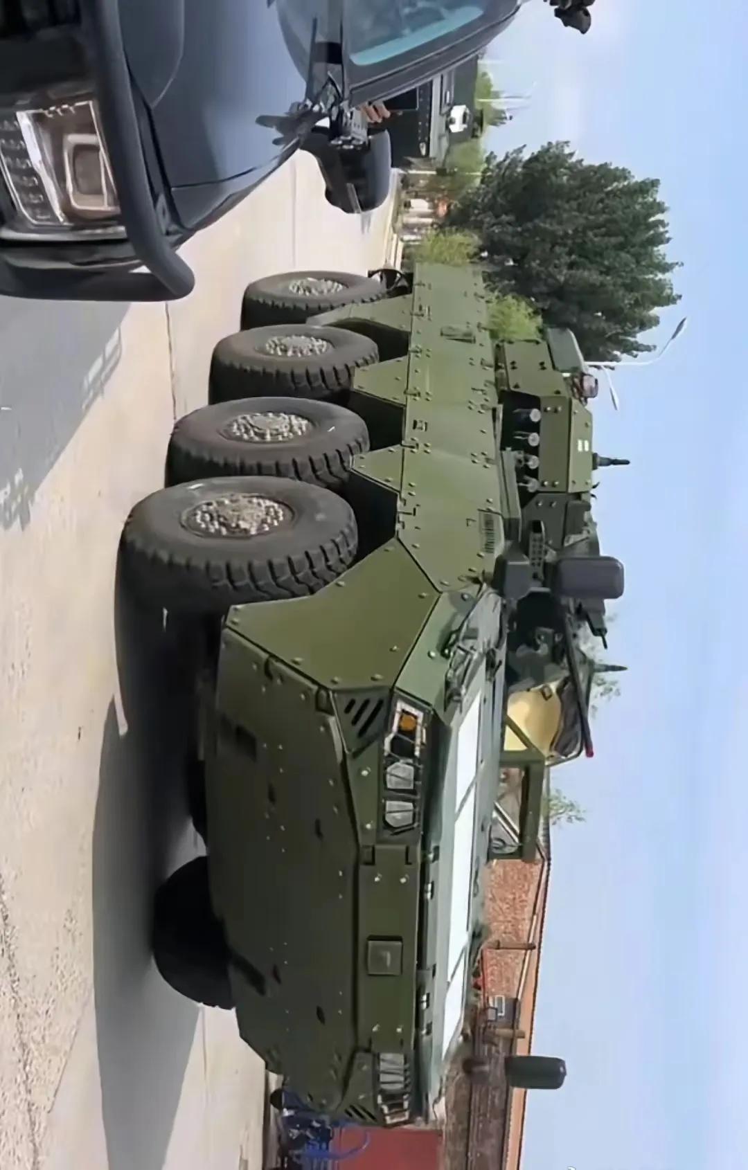 解放军新一代轮式步战车——19式，细节纤毫毕现。
         维基百科将该