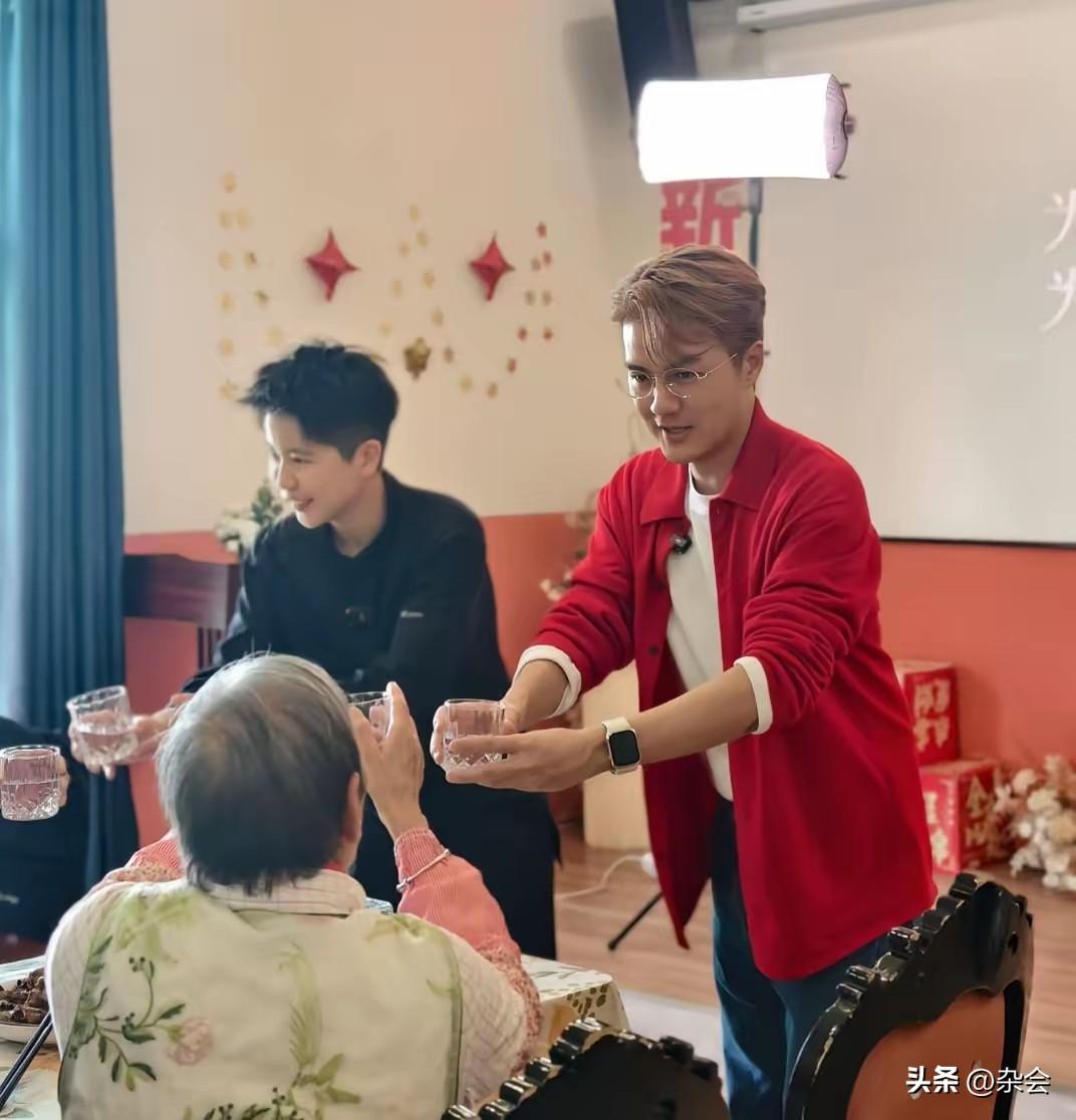 47岁的吴克群，这才是偶像该有的样子！
现身广东养老院做义工，亲自下厨做午餐，端