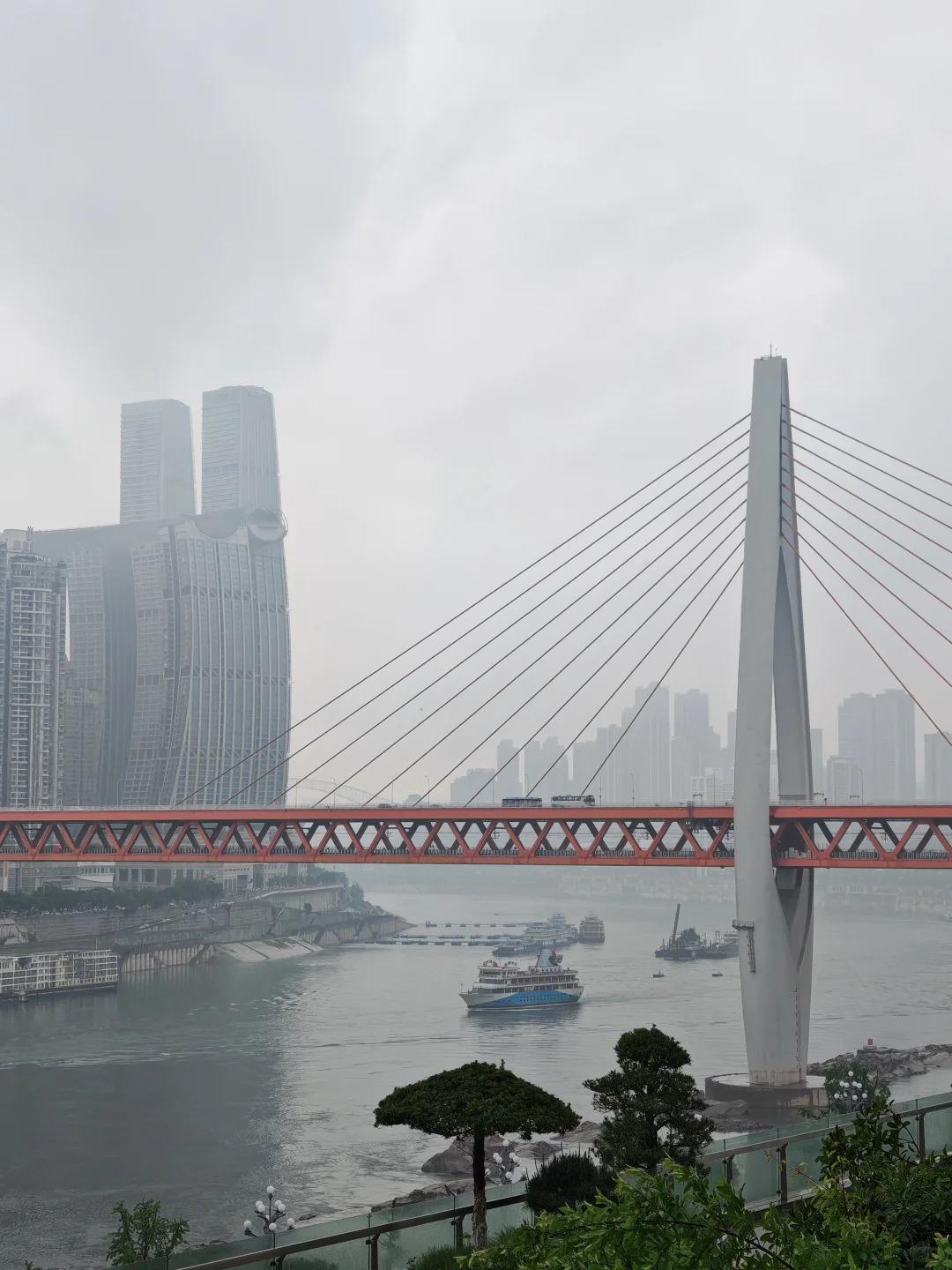 重庆虽然只有内河但两江交汇处向来是物资集散的老码头，尤其能顺江直抵上海港等于半只