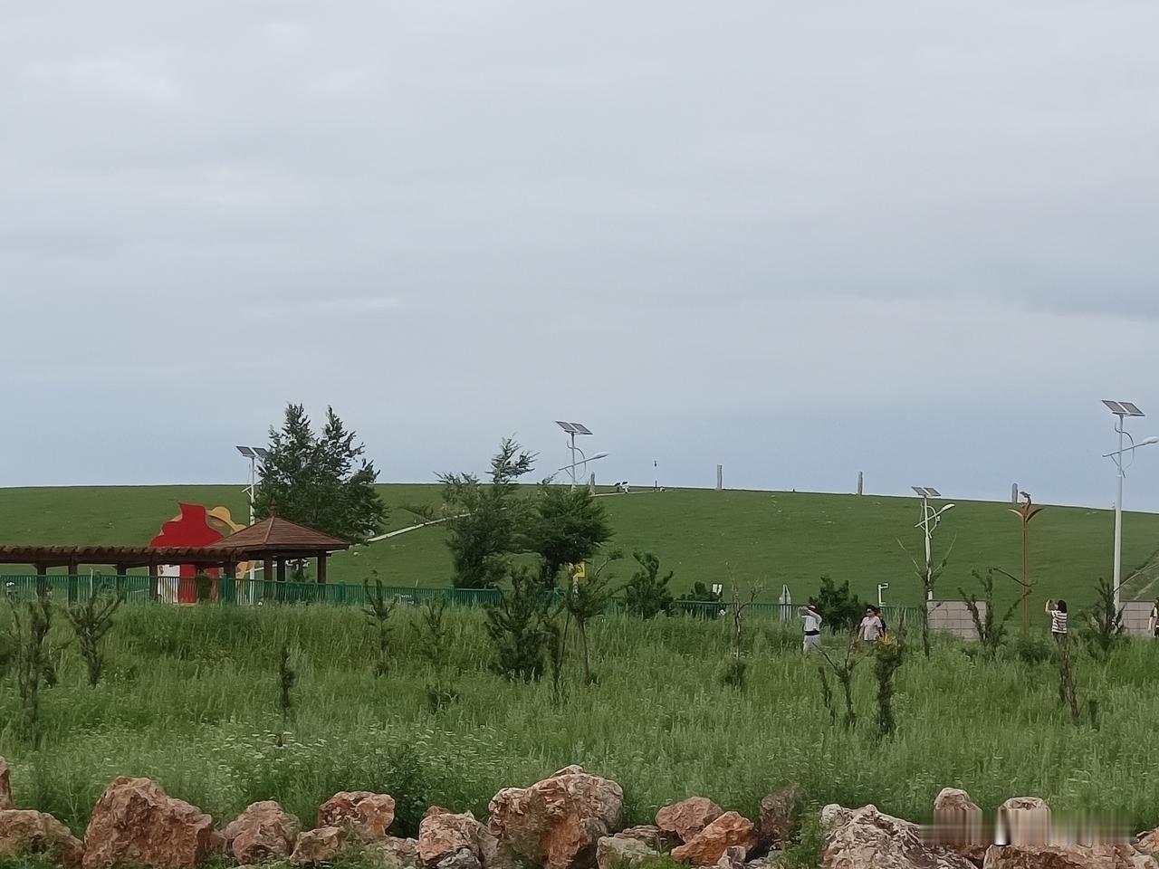 乌拉盖草原

洪荒草甸横亘于三盟交界，乌拉盖河蜿蜒如银线缀连绿海。四千丈天幕垂落