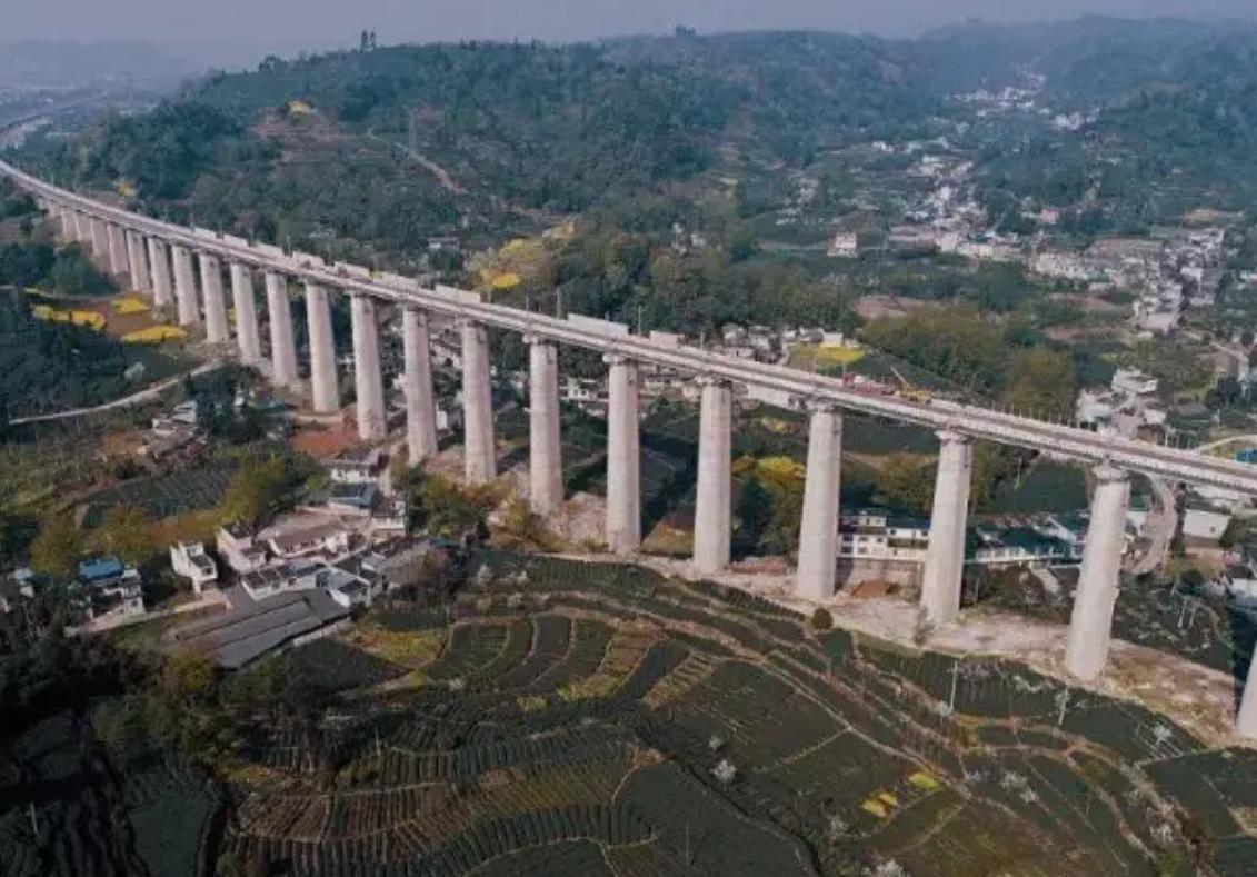 明明已经有青藏铁路了，为什么川藏铁路非修不可？一位50岁的铁路工人告诉我，90%