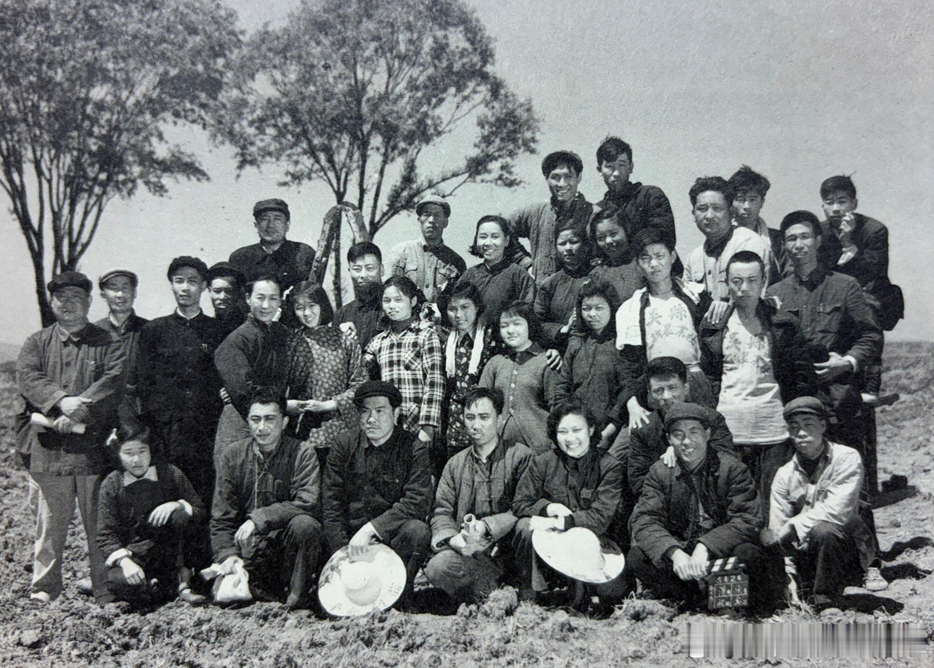 1956年电影《春天来了》剧组杀青后合影。这部电影是孙道临第一次演农民，饰演农民