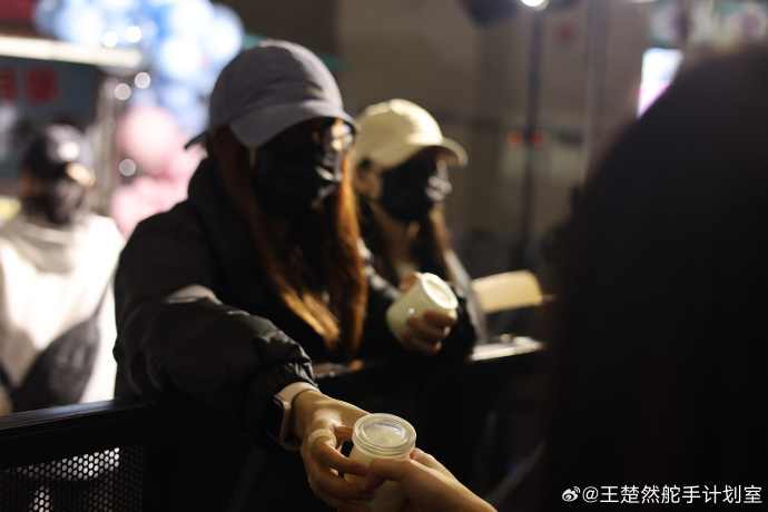 王楚然明月录杀青应援路透王楚然新剧杀青应援 王楚然《明月录》杀青应援现场好用心，