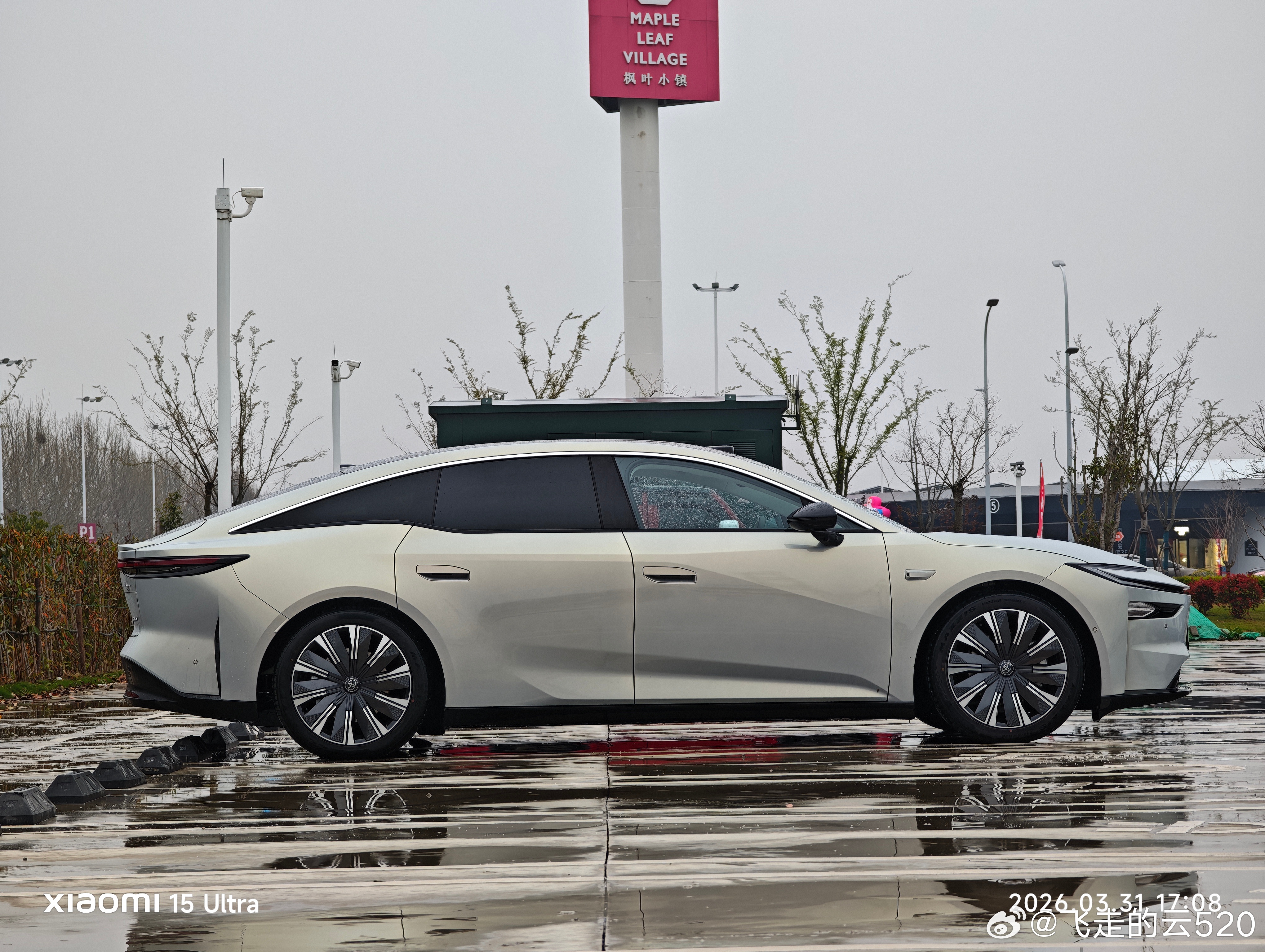 氛围灯下的白栓木，别具风味今天开铂智7跑了65公里了35kph过梯形高减速带，运