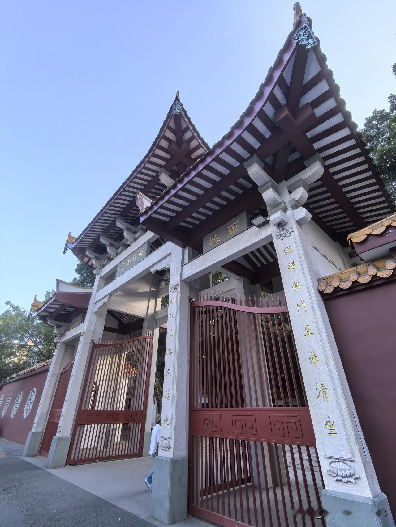 探访千年古刹——福州西禅寺。虽说许久未能在洋紫荆盛放的最美时节前往西禅寺游览，这