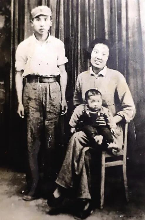 [太阳]1946年，我党特工钟琪身份暴露，听着渐渐逼近的脚步声，钟琪夫妻俩对视一