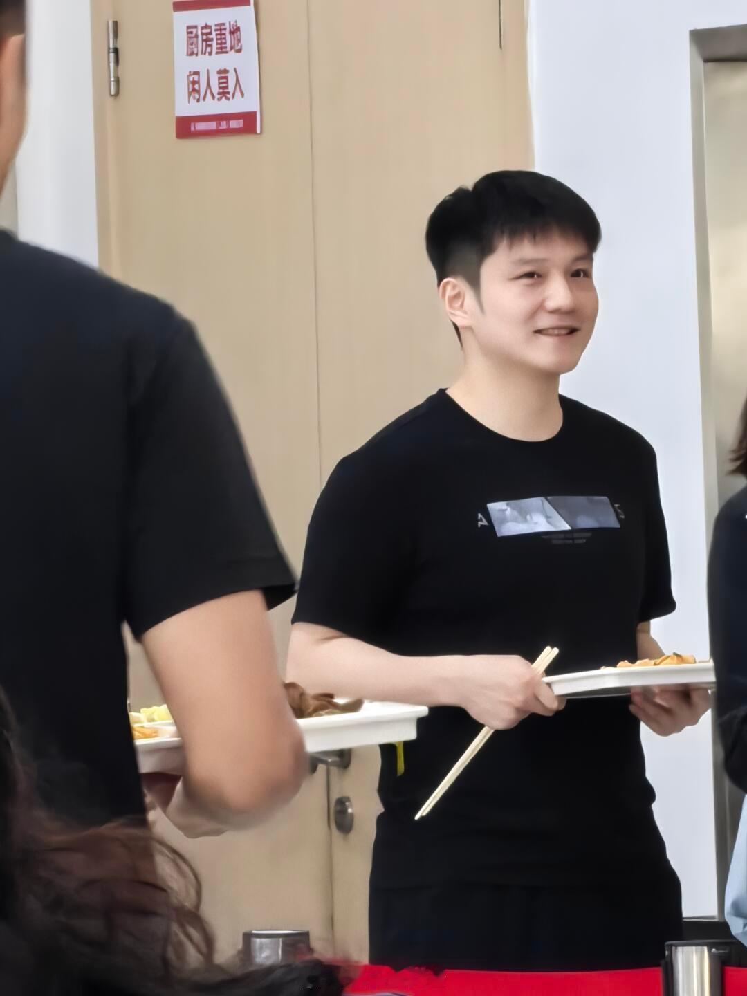 #食堂偶遇樊振东的风吹到了上海# 小胖吃饱才有力气打球 ​​​