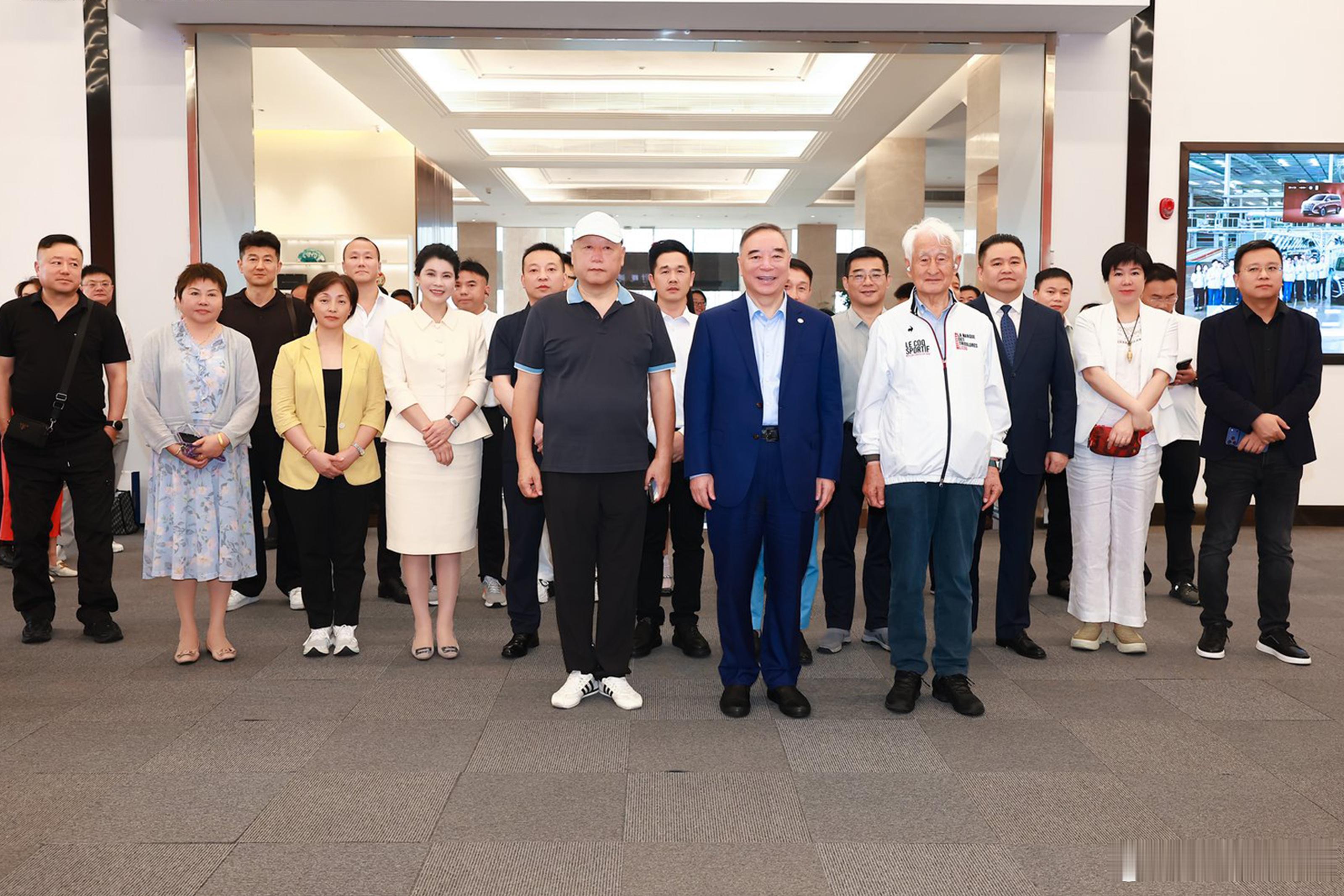 比亚迪总裁王传福为仰望车主交车！中国上市公司协会会长宋志平先生贵州茅台集团原董事