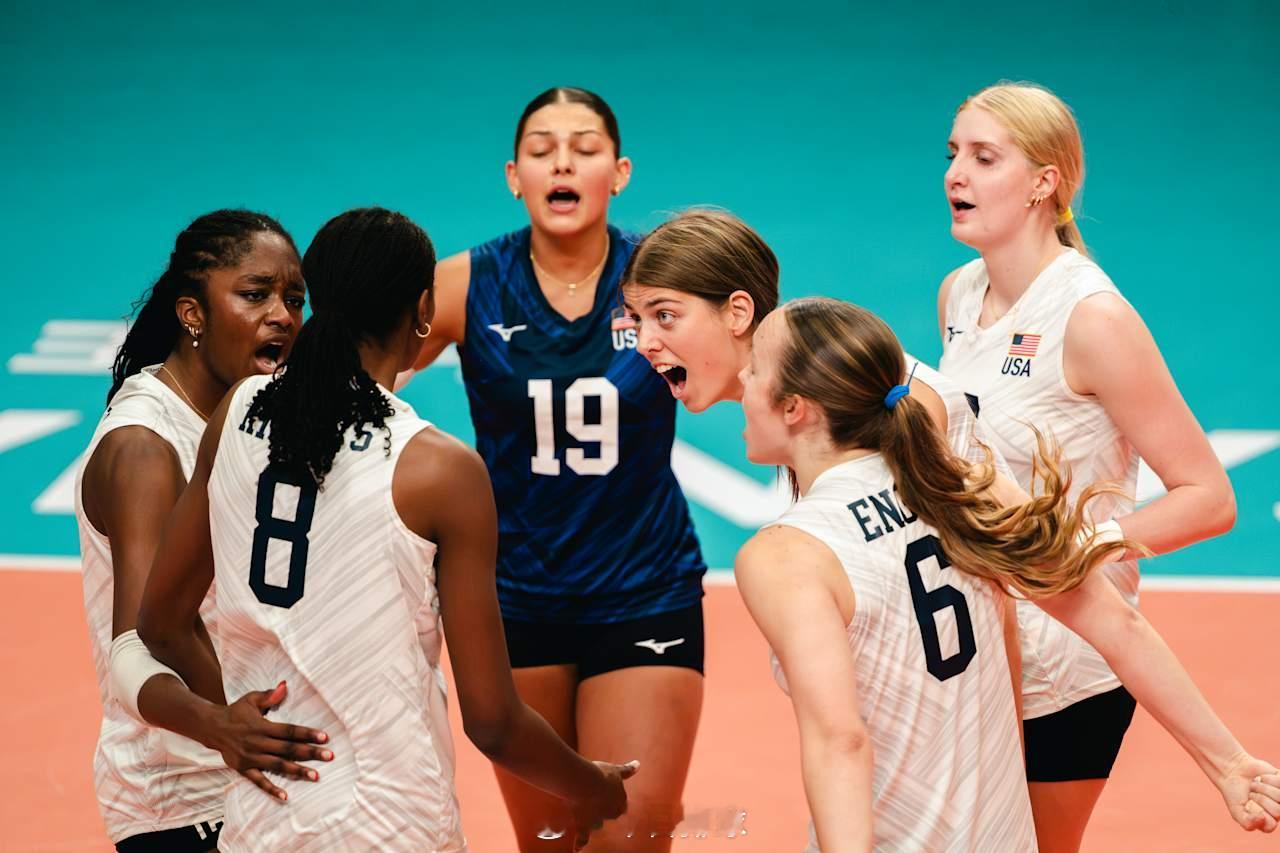 2026U17女排世锦赛 美国队刚刚在决赛中以3-0（25-23, 25-11,