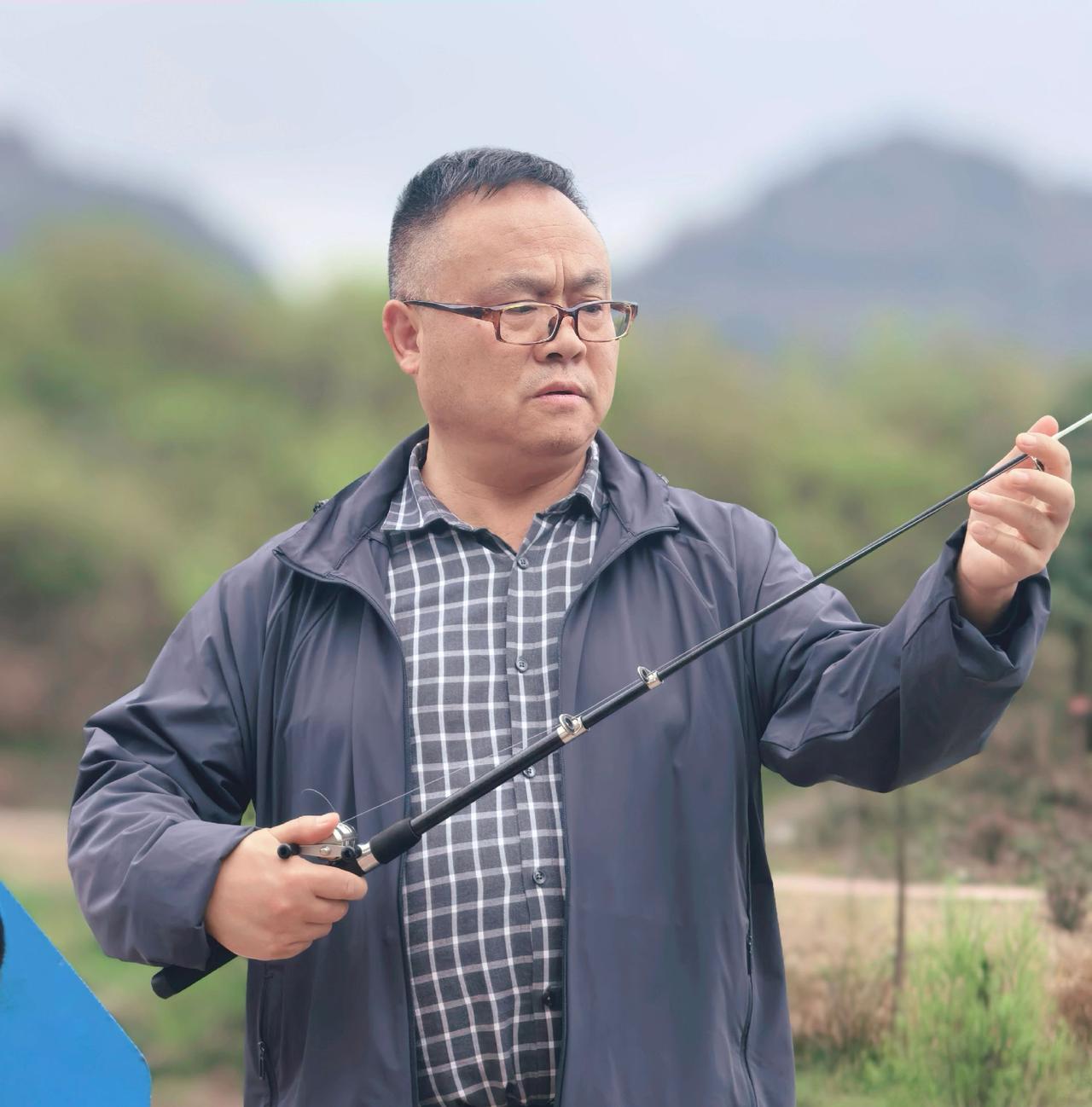 周末，我偷偷把春天揣进兜里，带上钓鱼杆，独自一人来到这片水域，静待鱼儿上钩。
 