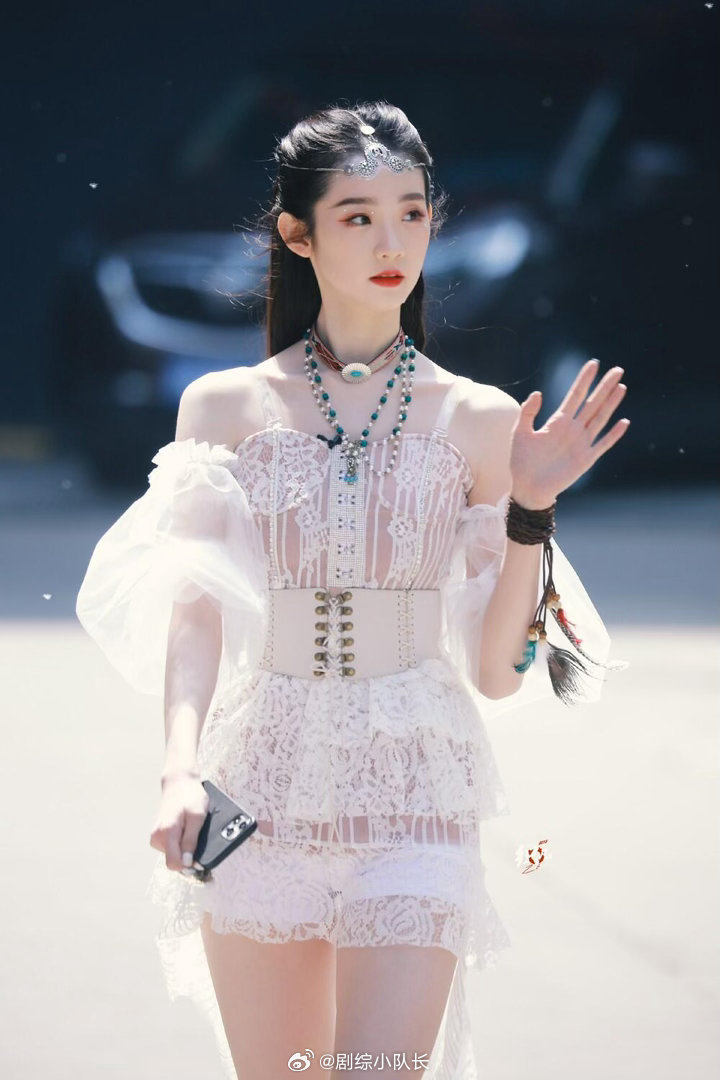 张艺凡上班迷路也不忘饭撒 小碎步慌慌张张，饭撒动作稳稳当当。张艺凡的迷路名场面，