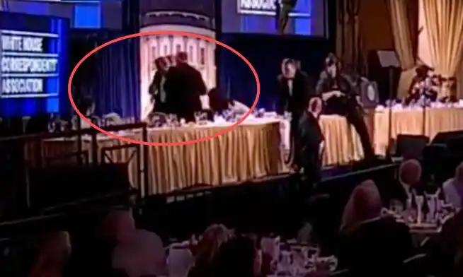 4月25日晚，枪声惊动白宫晚宴现场，乱象之下有人顺手拿走桌上美酒。
 
晚宴正进